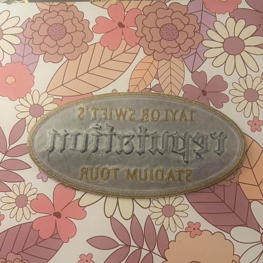 Taylor Swift Reputation Stadium Tour VIP Patch - Picture 2 of 2